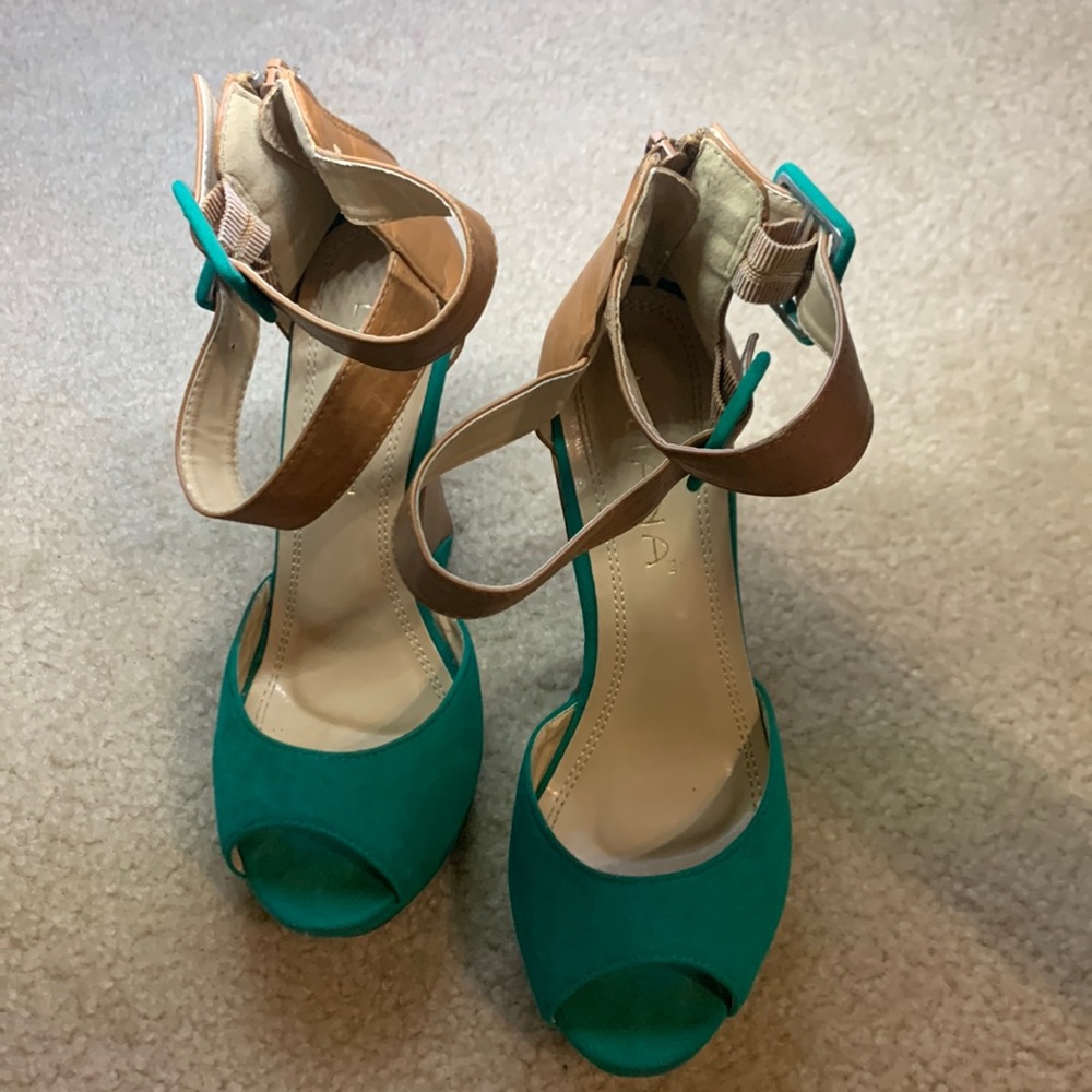 Liliana. Size 7. Green/Brown. Wedges.